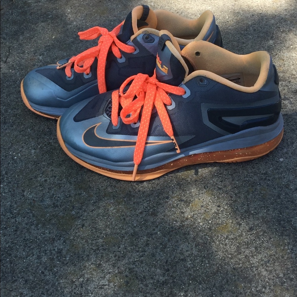 Nike Tennis/ Sport Shoes. Size 4 fit all boy-girl